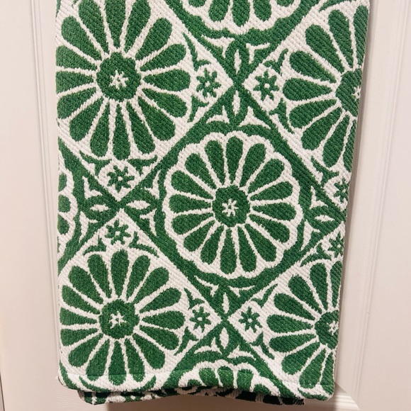 LILLIAN AUGUST Reversible Decorative Throw - 50"x70" - Green/White - Picture 5 of 6